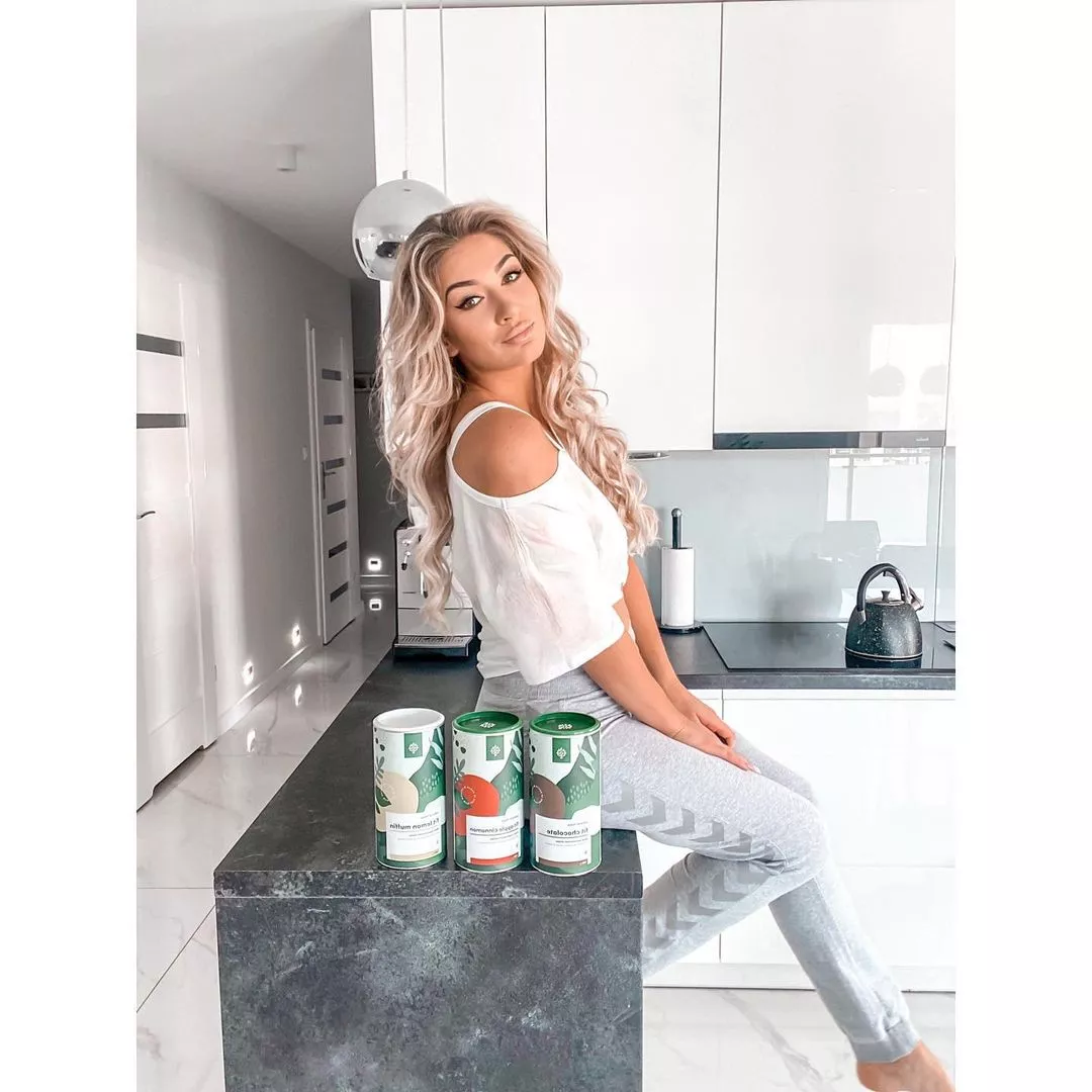 Znana wokalistka disco polo nago w mieszkaniu?! Gorące FOTO z łóżka podbija internet ”odważne zdjęcie”, ”pięknie”